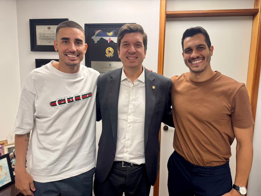 Jogadores do Santa Cruz, Thiago Galhardo e Lucas Siqueira, com o deputado estadual Joãozinho Tenório (Patriota)