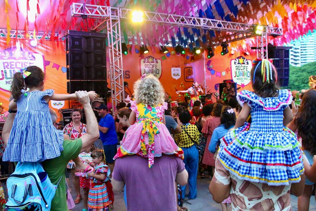 Público infantil no Parque das Graças aproveitando a véspera de São João