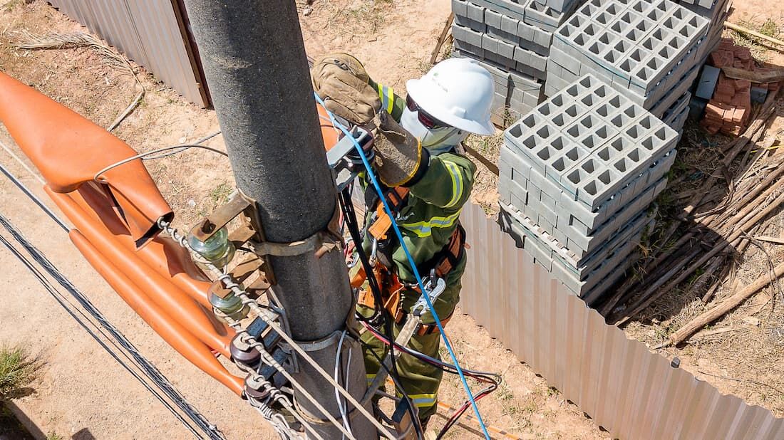 Neoenergia retira cerca de 60 toneladas de cabos irregulares em postes, no primeiro semestre de 2025