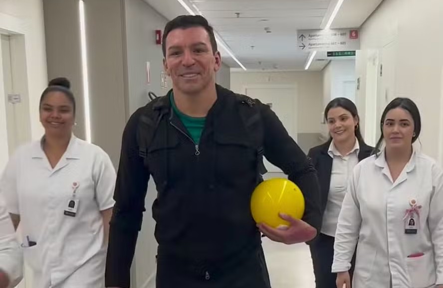 Lúcio lembra momentos difíceis durante a recuperação das queimaduras 