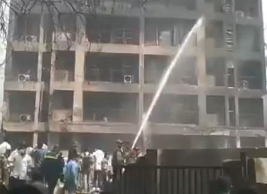 Prédio atingido pela aeronave na Índia foi tomado pelas chamas devido à colisão