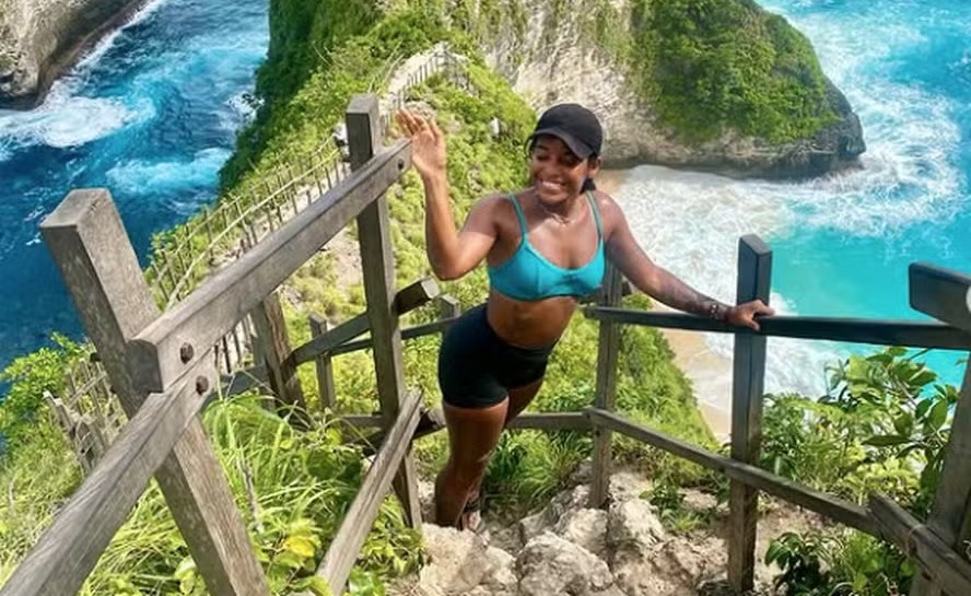 Juliana Marins posa durante viagem à Indonésia