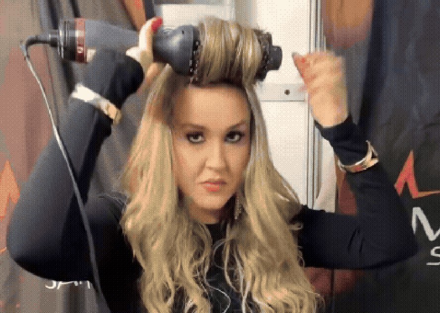 Escova modeladora pega fogo e queima cabelo de Mayara Santana antes de show em Sergipe 