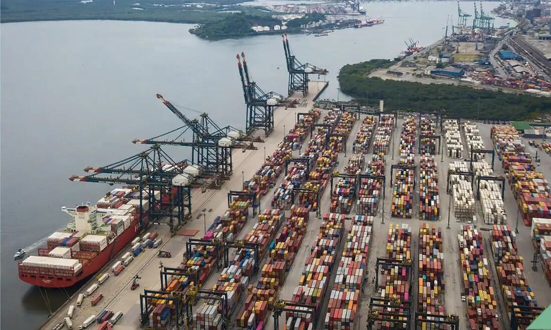 Containers sendo descarregados no Porto de Santos