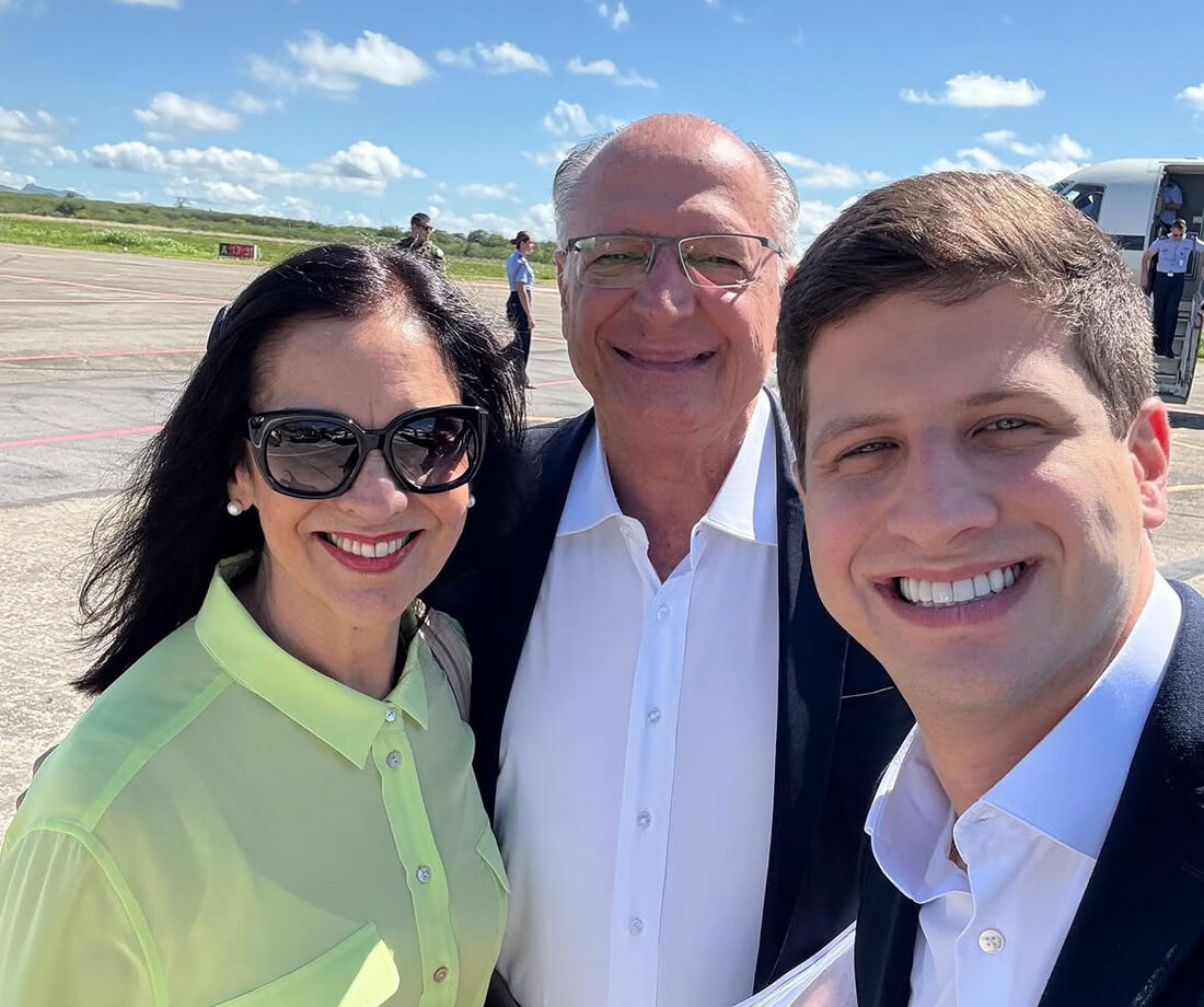 João Campos recebe presidente em exercício