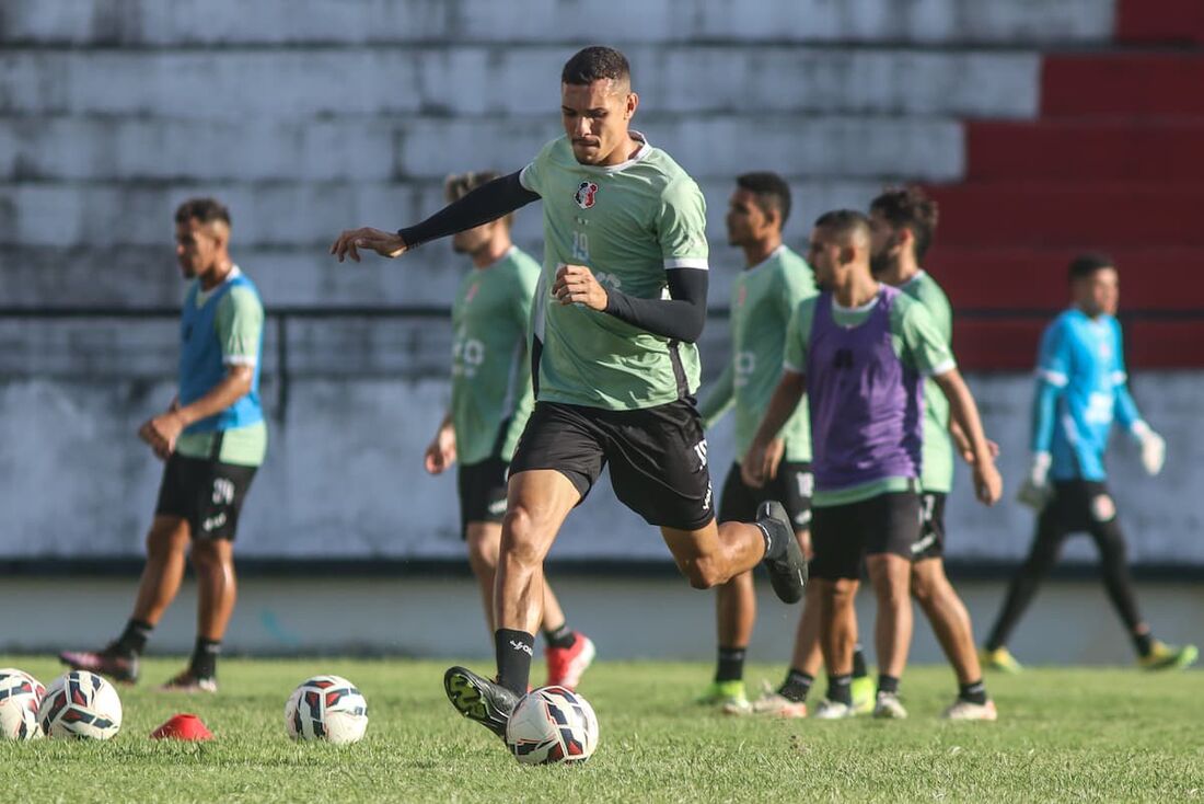 Santa Cruz do zagueiro Matheus Vinícius recebe o Central, no Arruda