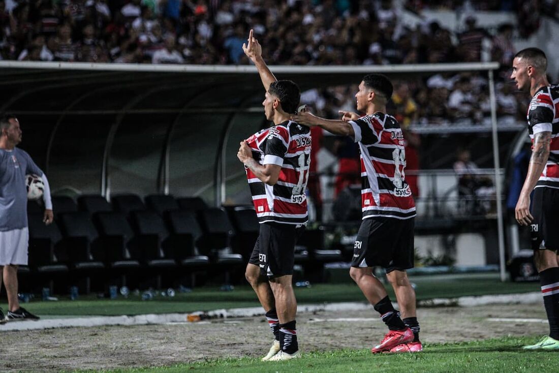 Geovany, Thiaguinho e Thiago Galhardo, atacante do Santa