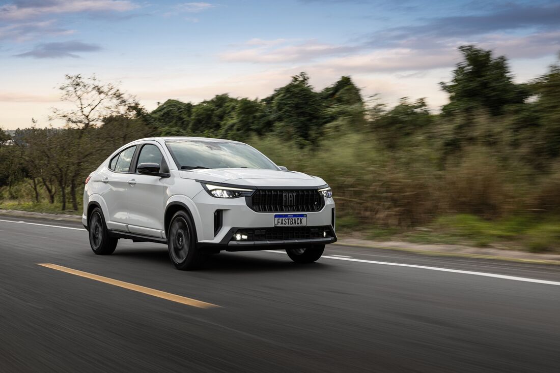 Fiat Fastback 2026 vem com visual atualizado e mantém versões híbridas, além da esportiva Abarth