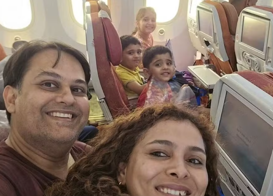 Família sorri para selfie momentos antes de queda de avião na Índia