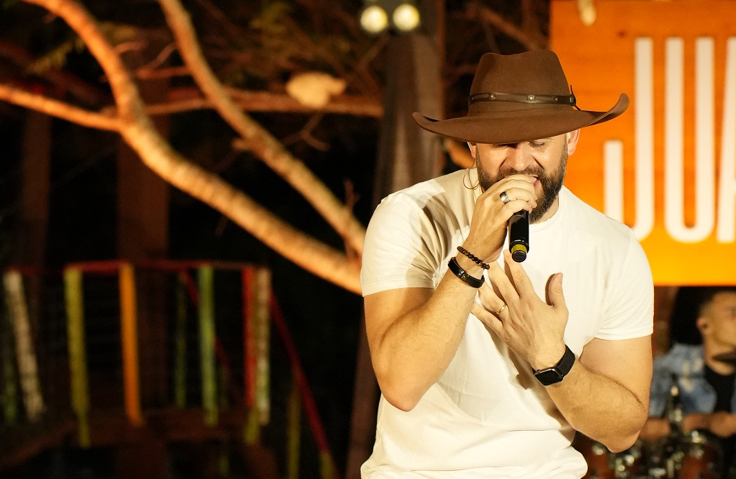 O cantor Juarez será uma das atrações do Forró dos Namorados, em Camocim de São Félix, no Agreste do estado