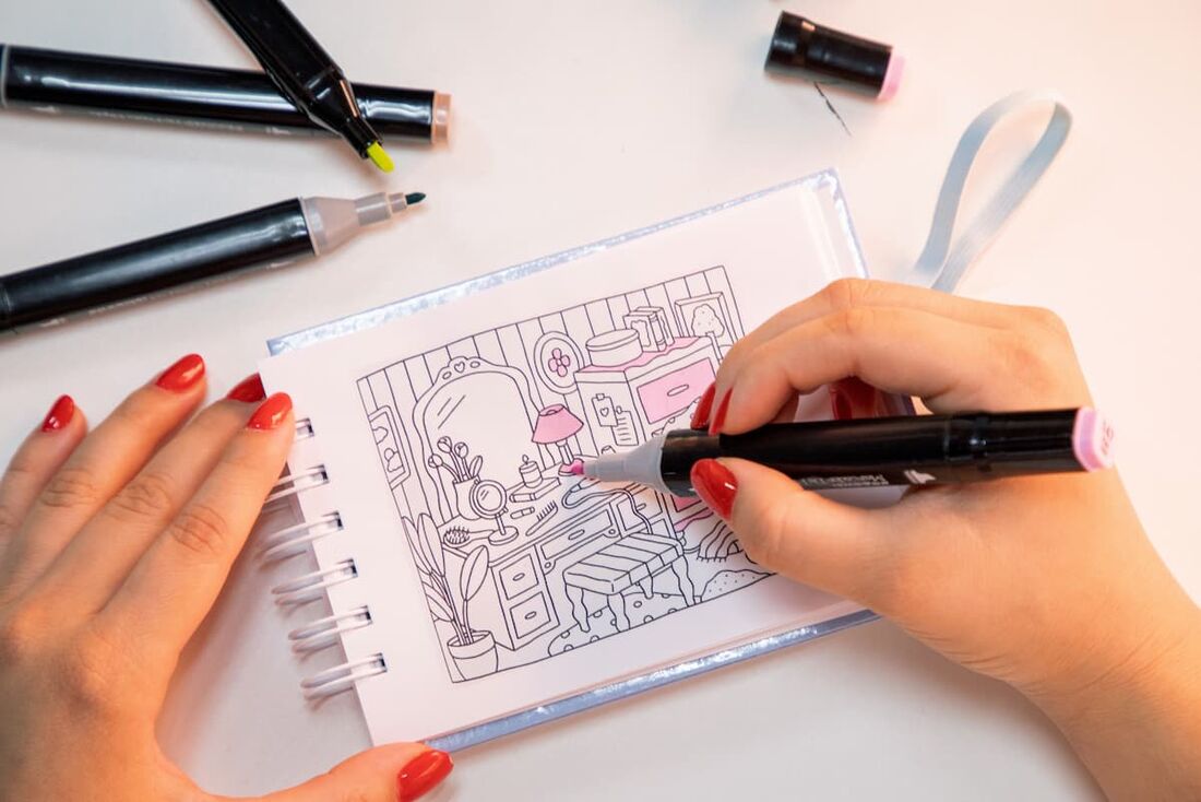 Livros de colorir são usados como maneira de relaxar 