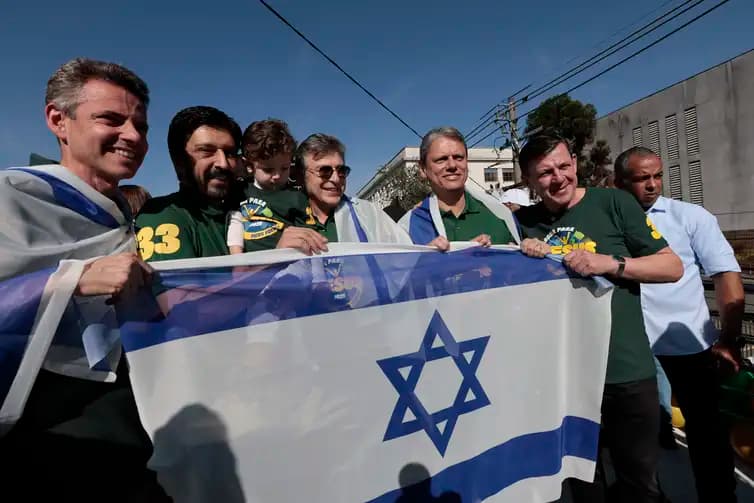 Governador Tarcísio de Freitas e o prefeito Ricardo Nunes participam da Marcha para Jesus.