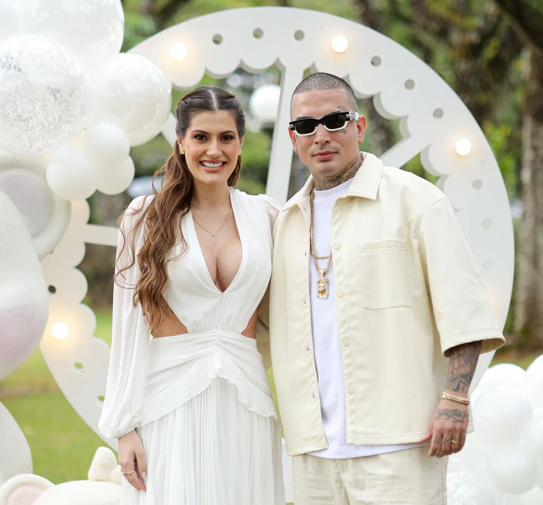 O casal Fernanda Stroschein e MC Guimê em Chá Revelação