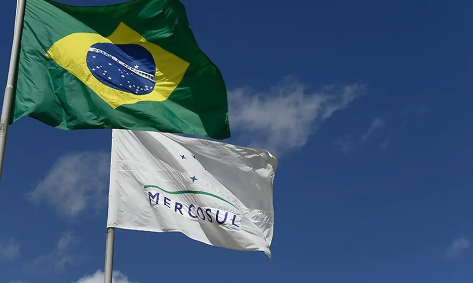 Bandeiras do Brasil e do Mercosul