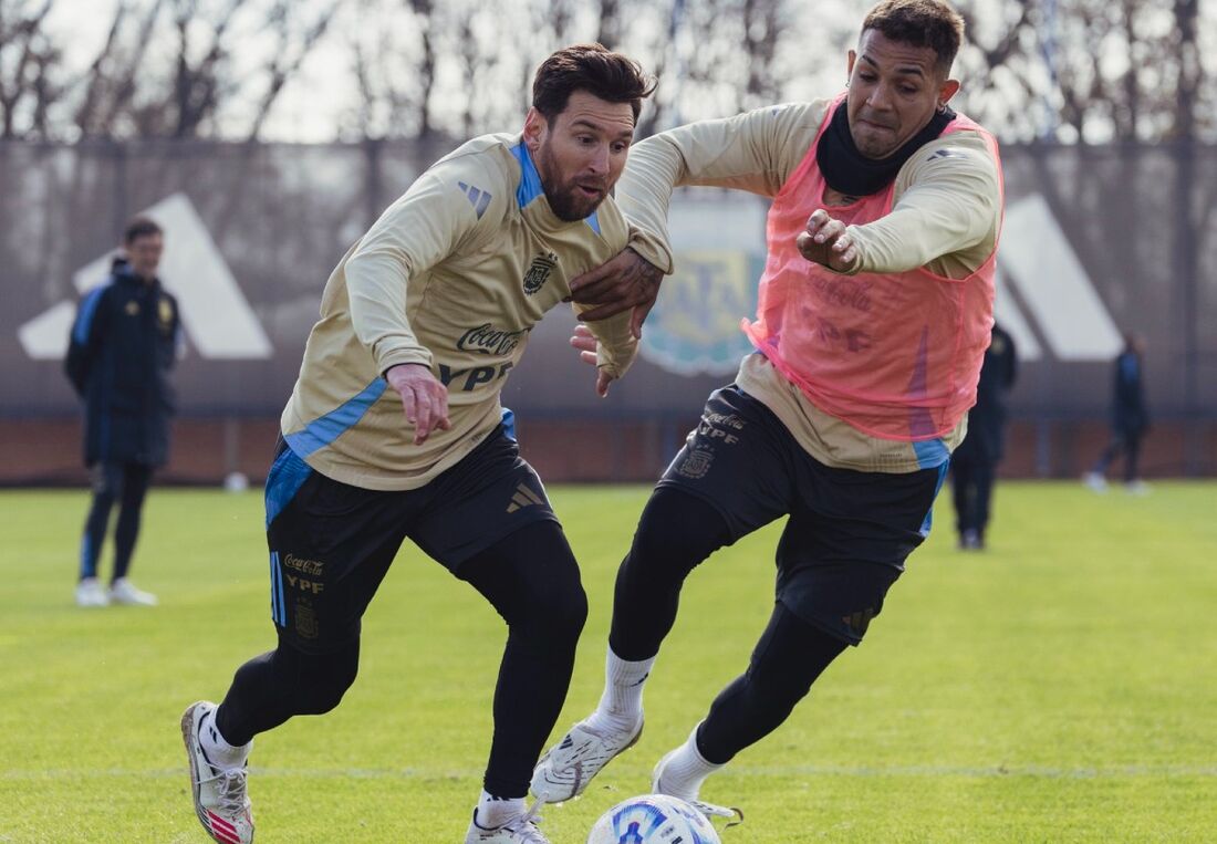 Messi treinando com a seleção argentina
