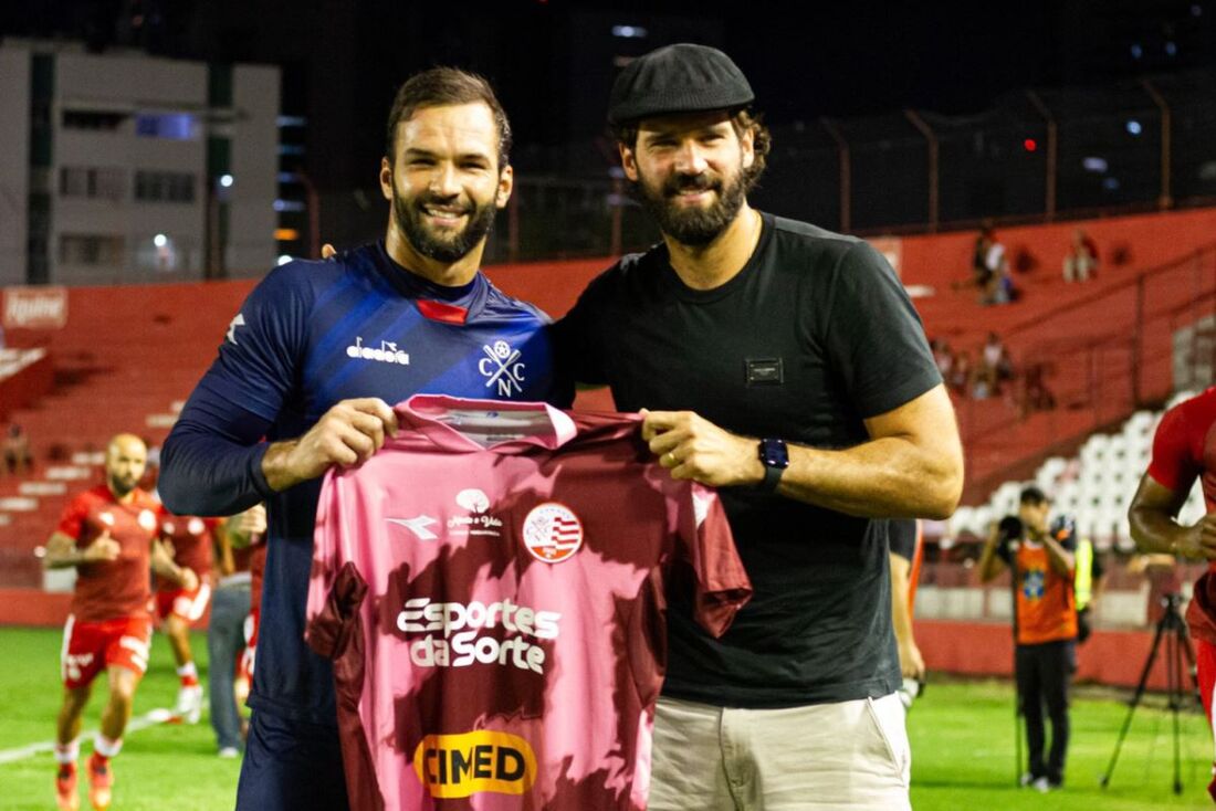 Muriel, goleiro do Náutico, ao lado do irmão, Alisson, goleiro da Seleção