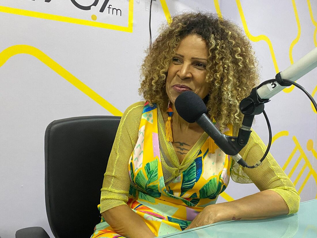 Cantora Nádia Maia participa da programação da Rádio Folha FM