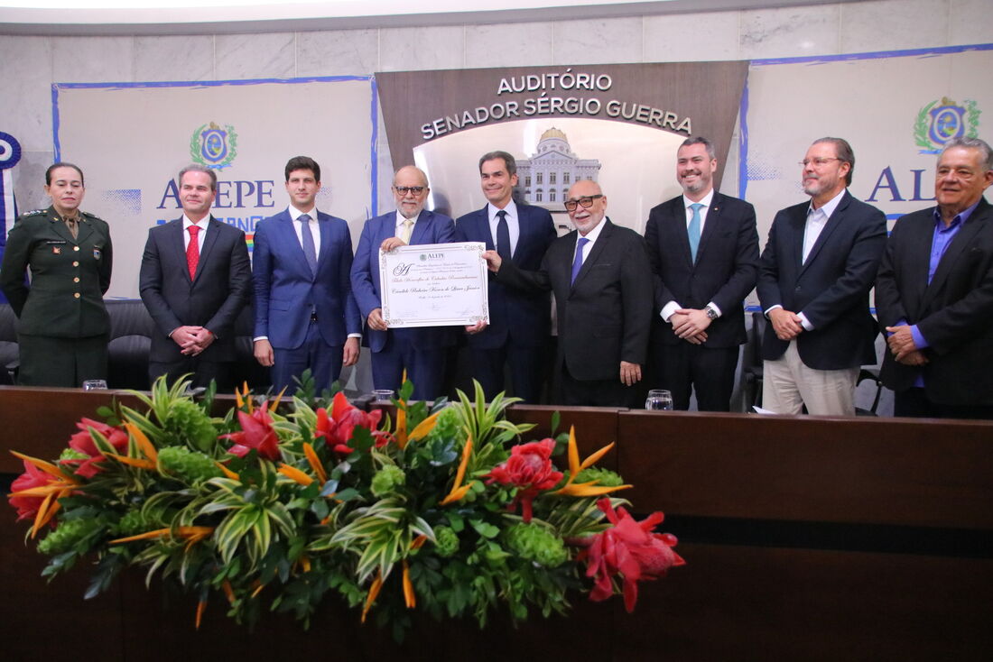 Hapvida: Candido Pinheiro Koren de Lima Júnior recebe Título de Cidadão Pernambucano 