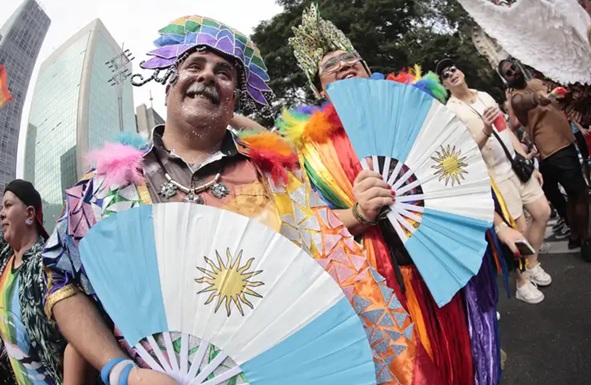Argentinos German Rocha e Emiliano na 29ª Parada do Orgulho LGBT+ 
