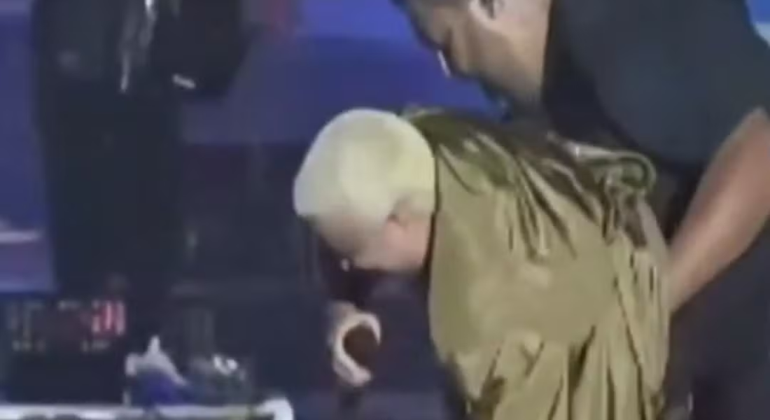 Kauan, da dupla com Matheus, cai durante show no São João de Caruaru