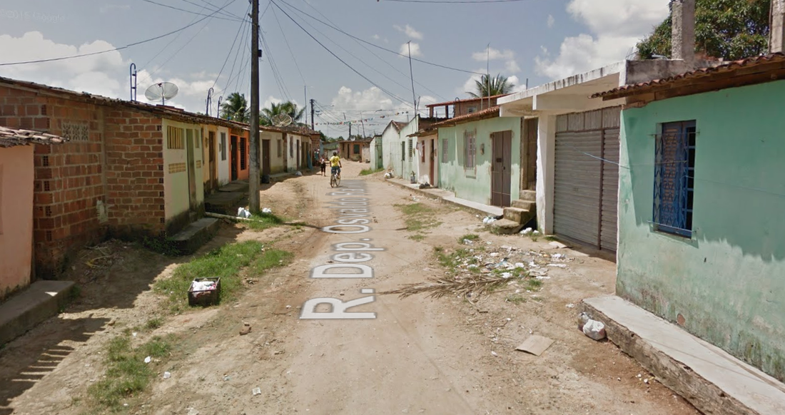 Criança estaria brincando na via quando foi baleada.