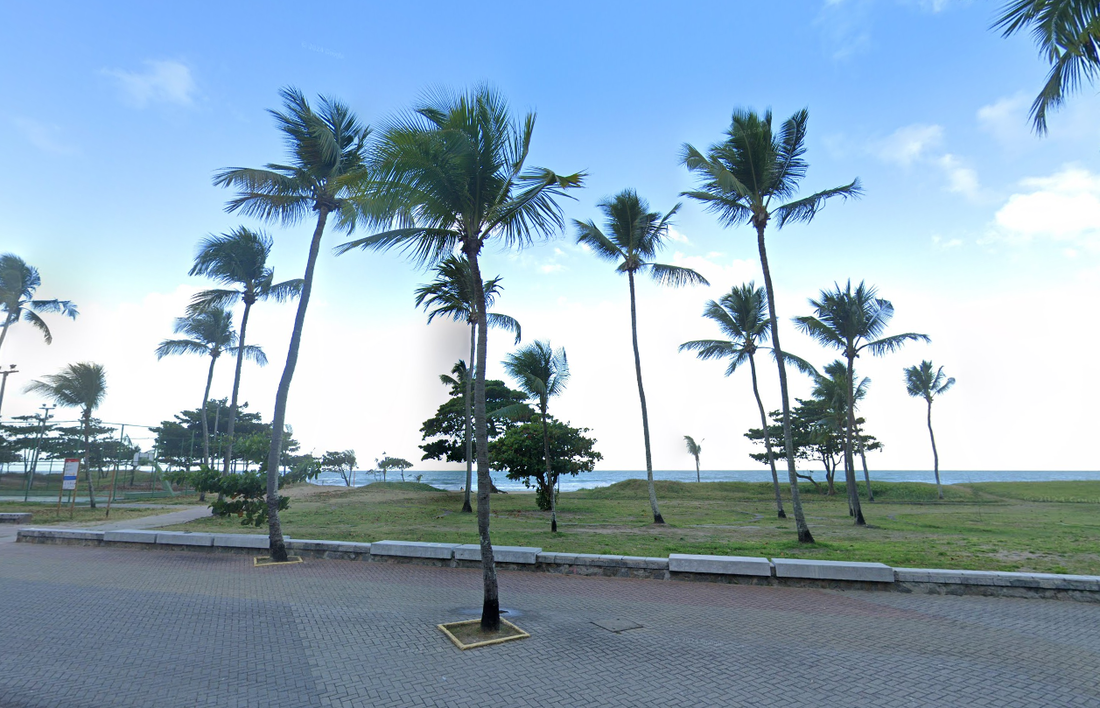 Corpo de Bombeiros faz buscas no mar da praia do Pina, na Zona Sul do Recife