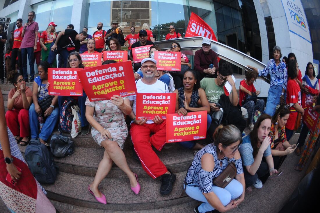 Trabalhadores em educação pressionam deputados estaduais a votarem projeto que reajusta o piso salarial da categoria