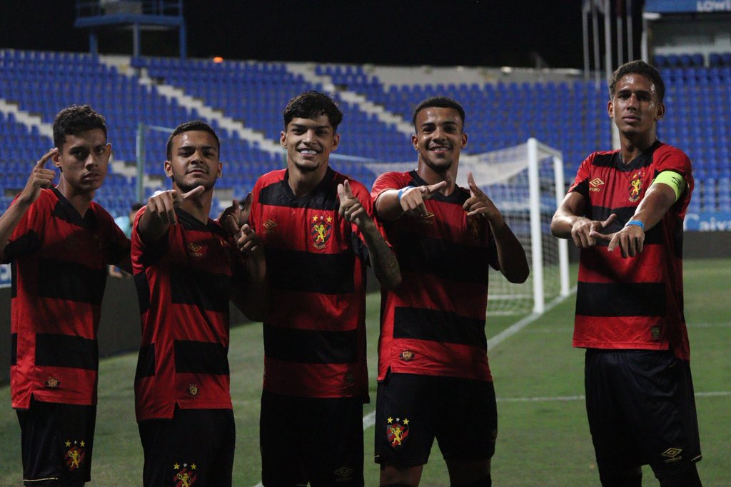 Atletas do Sport celebram gol na final da MadCup