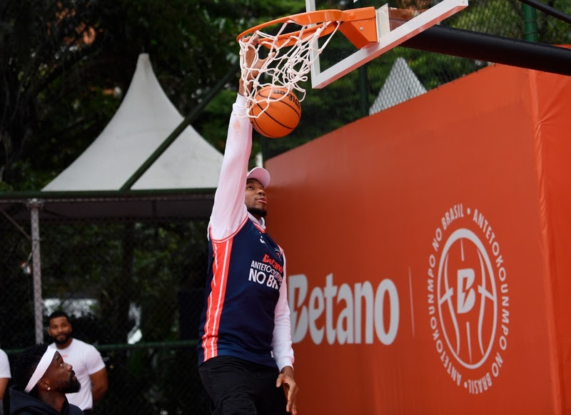 Giannis Antetokounmpo inaugura quadra de basquete no Leblon, Rio de Janeiro 