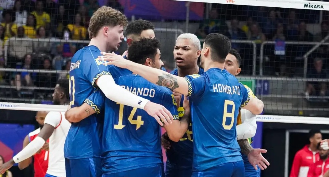 Time do Brasil durante jogo com Cuba