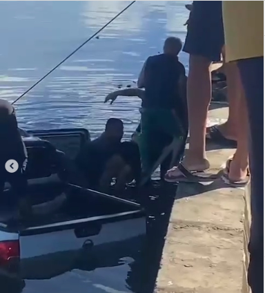 Picape de modelo Nissan Frontier caiu no Canal do Fragoso, nesta segunda-feira (16), em Olinda