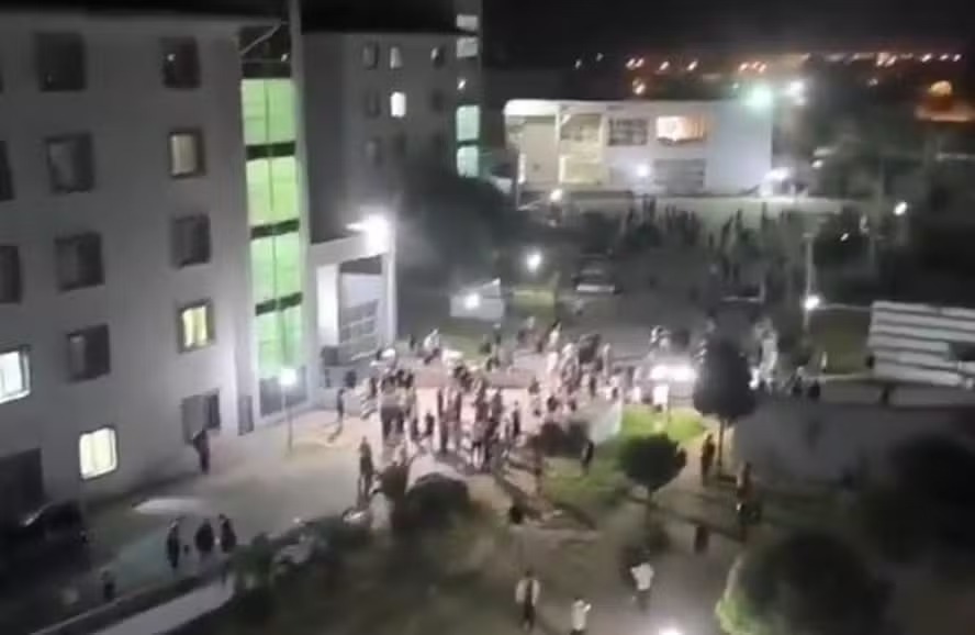 Moradores do balneário de Marmaris correram para as ruas durante o terremoto na Turquia