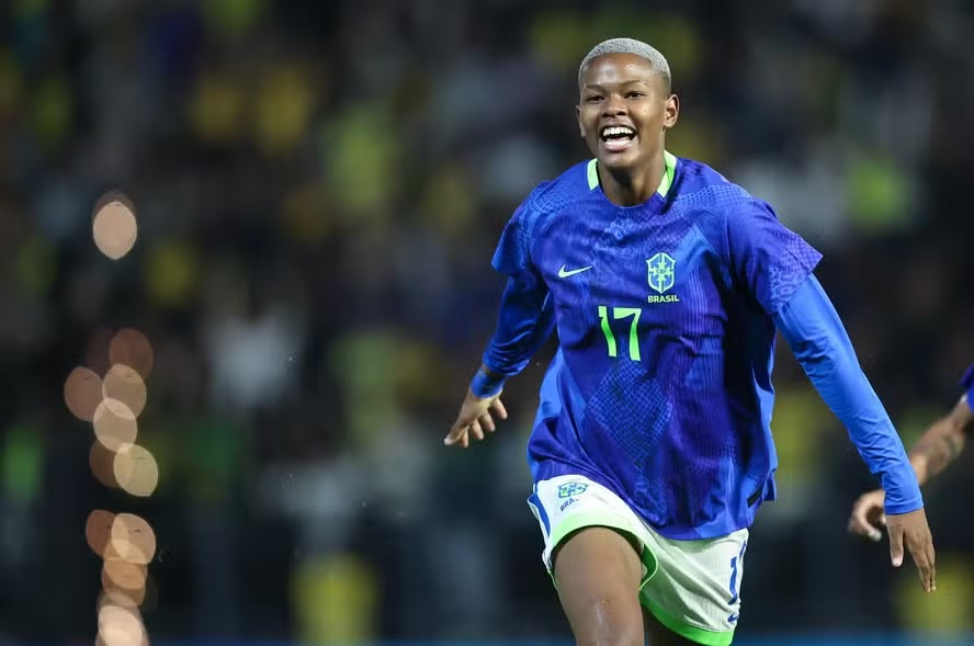 Jhonson faz gol da virada do Brasil sobre o Japão, em sua estreia pela seleção feminina 