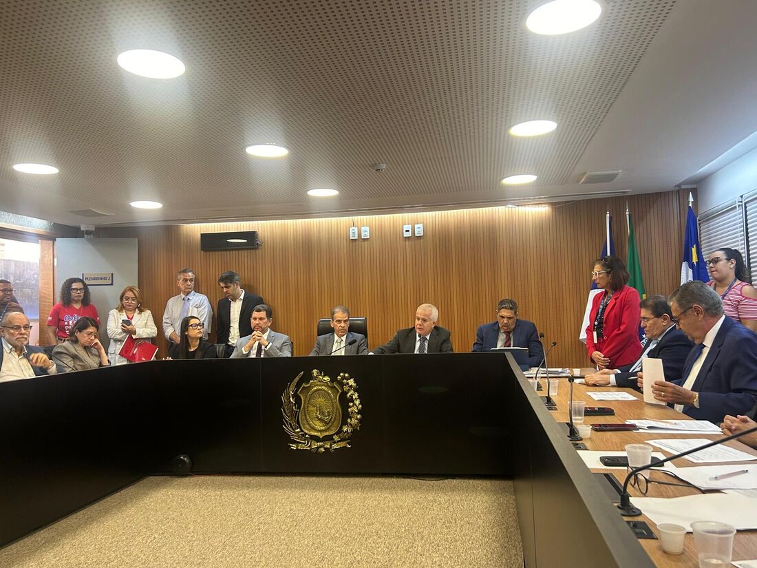 Deputados divergem sobre condução de audiência com secretários