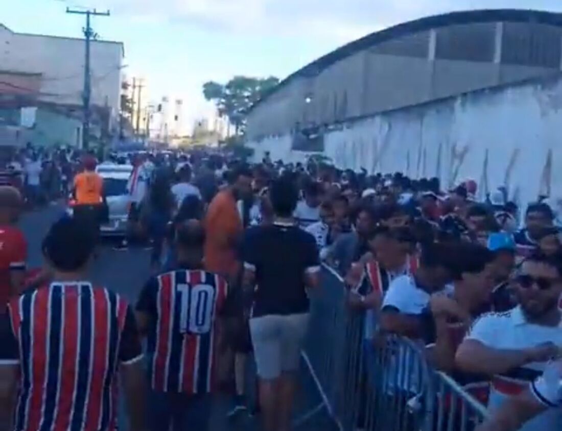 Filas longas são um problema recorrente no estádio do Arruda