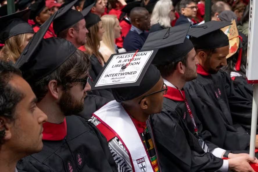 O chapéu de formatura de um estudante exibe uma citação do líder estudantil pró-palestino da Universidade de Columbia, Mahmoud Khalil, detido na 374ª cerimônia de formatura de Harvard, em Massachusetts