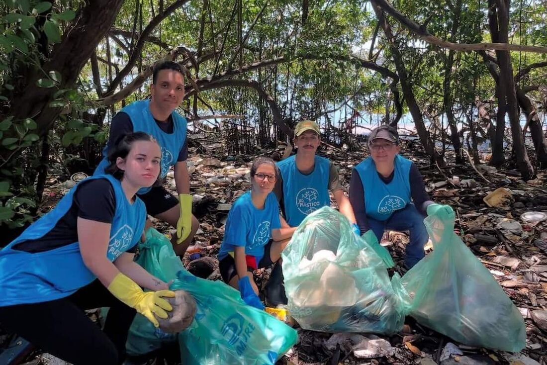 Xô Plástico em ação de limpeza no manguezal da rua da Aurora