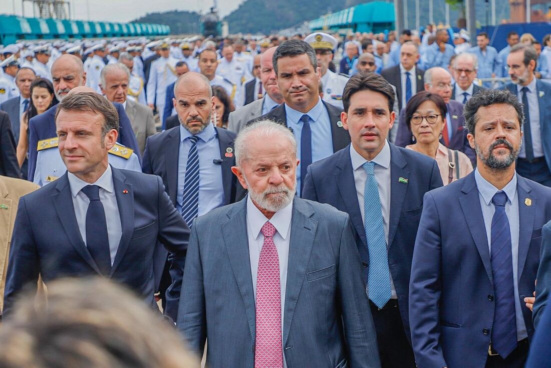Viagem do presidente Lula à França. Na foto: o presidente Lula, o presidente Macron e o ministro de Portos e Aeroportos, Silvio Costa Filho.