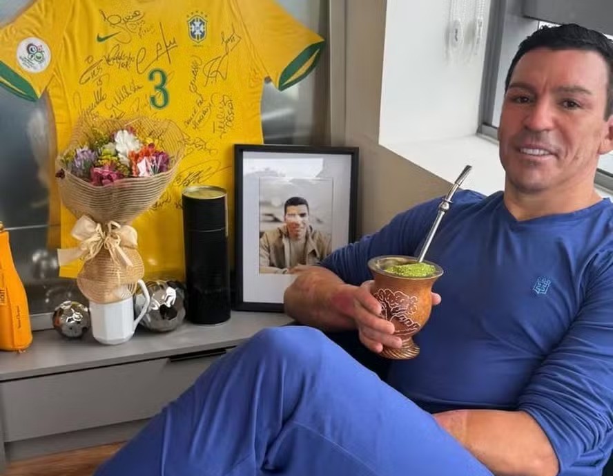 Ex-zagueiro Lúcio comemora volta para casa após ficar mais de duas semanas internado