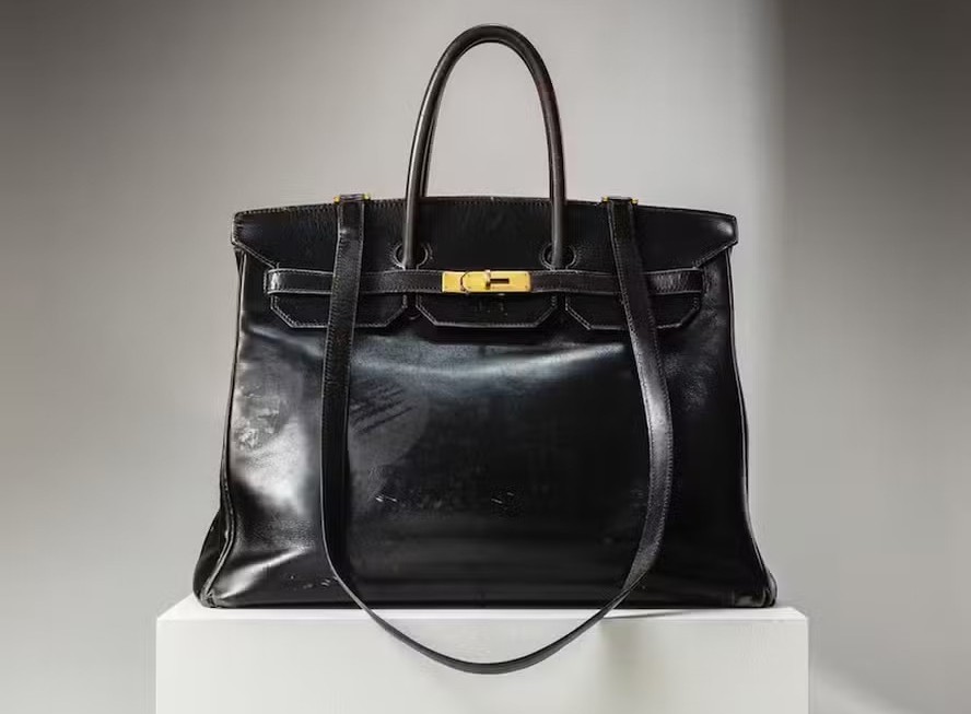 A icônica bolsa Birkin original da Hermès, que pertencia à cantora Jane Birkin, vai a leilão