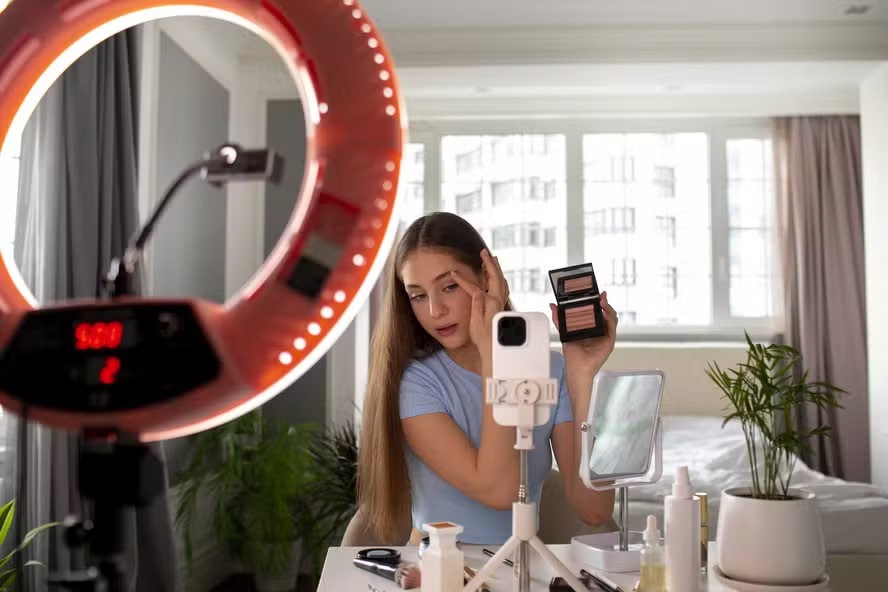 Meninas costumam gravar suas rotinas de skincare e maquiagem 