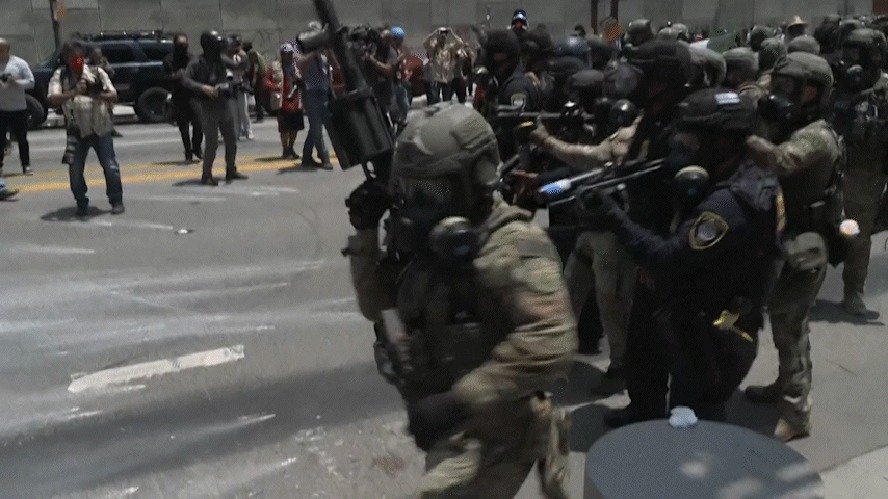 Agentes tentam dispersar manifestantes durante protesto em LA 