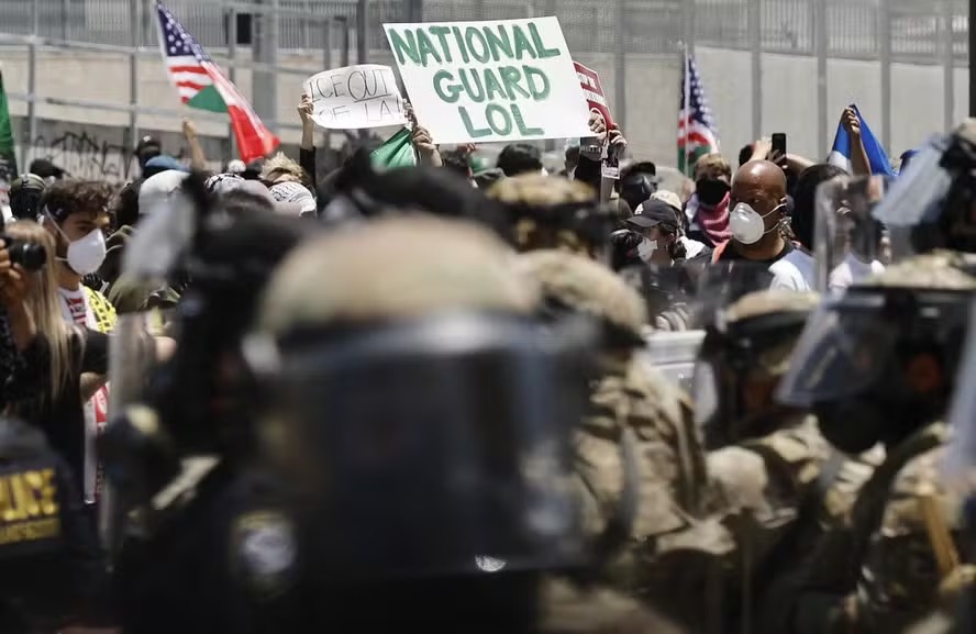 Soldados da Guarda Nacional contendo protesto pró-imigração em Los Angeles 