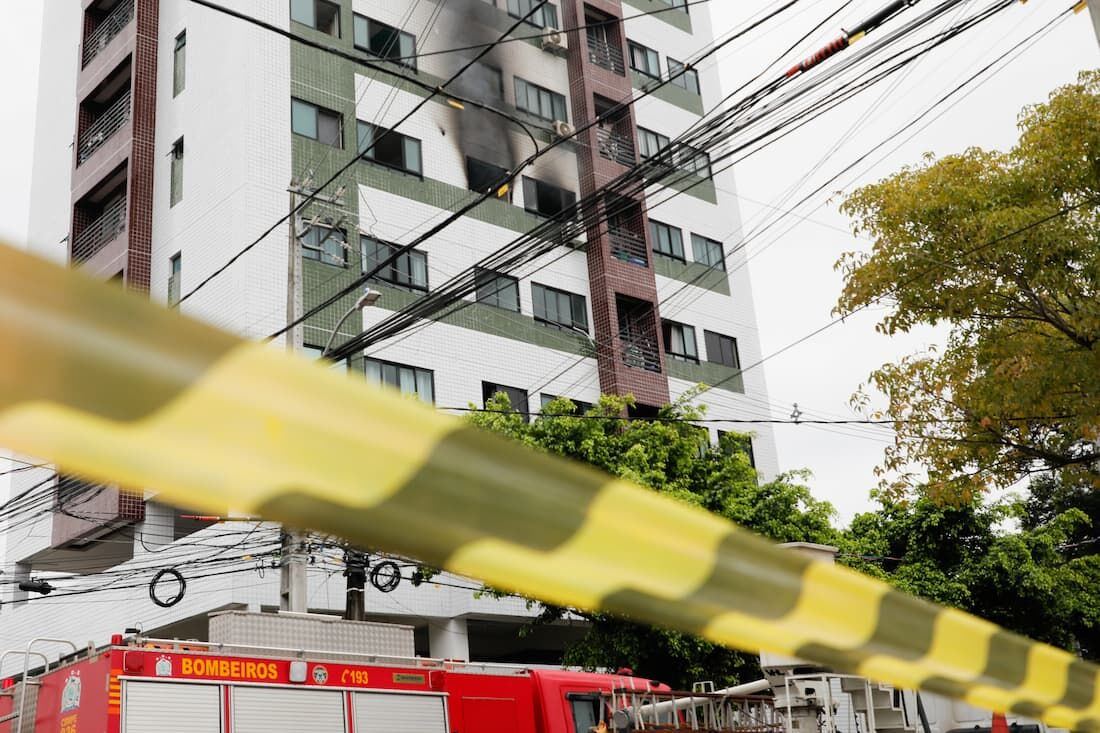 Incêndio atinge edifício na Zona Norte do Recife