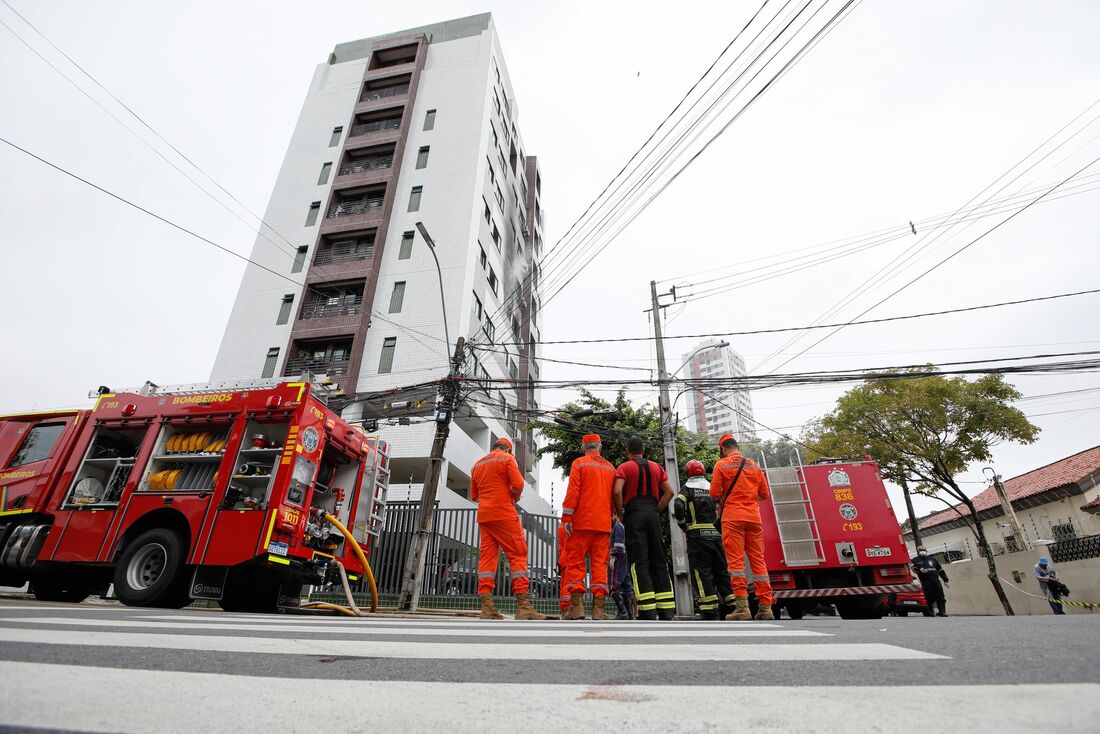 Incêndio atinge edifício na Zona Norte do Recife
