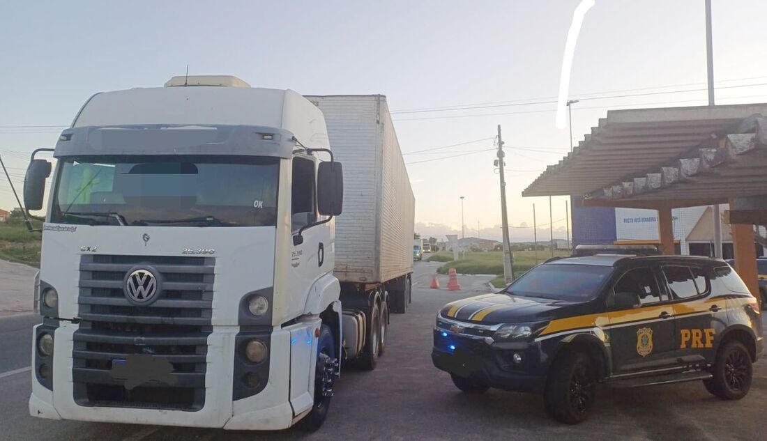 Motorista admitiu aos agentes que havia utilizado placas falsas no caminhão para embarcar a mercadoria