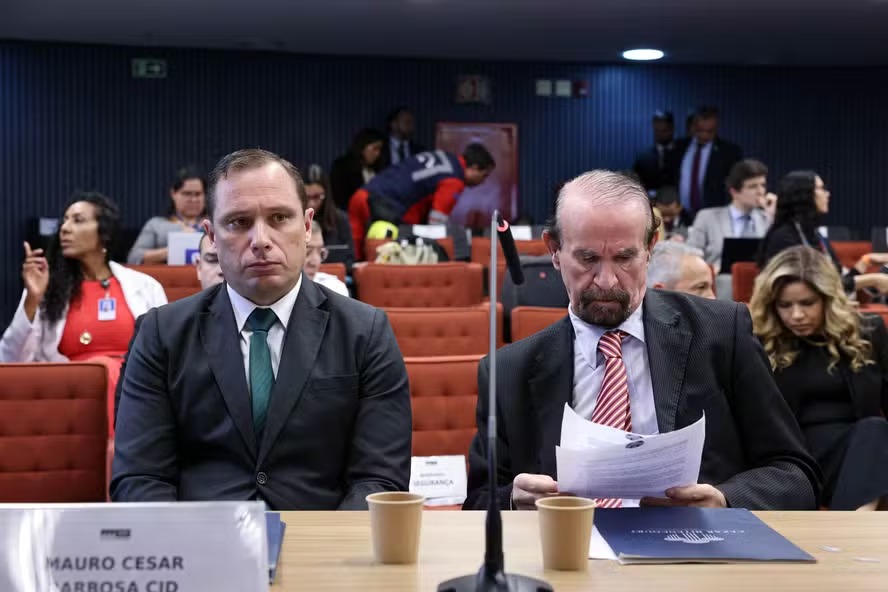 Mauro Cid ao lado do advogado, Dr. Cezar Roberto Bitencourt, em interrogatório de ação penal da trama golpista 