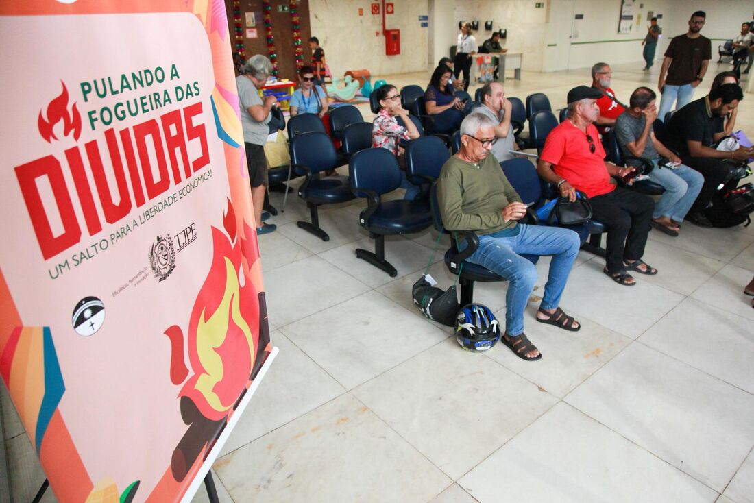 Programa "Pulando a fogueira das dívidas", realizado no fórum Rodolfo Aureliano em Joana Bezerra.