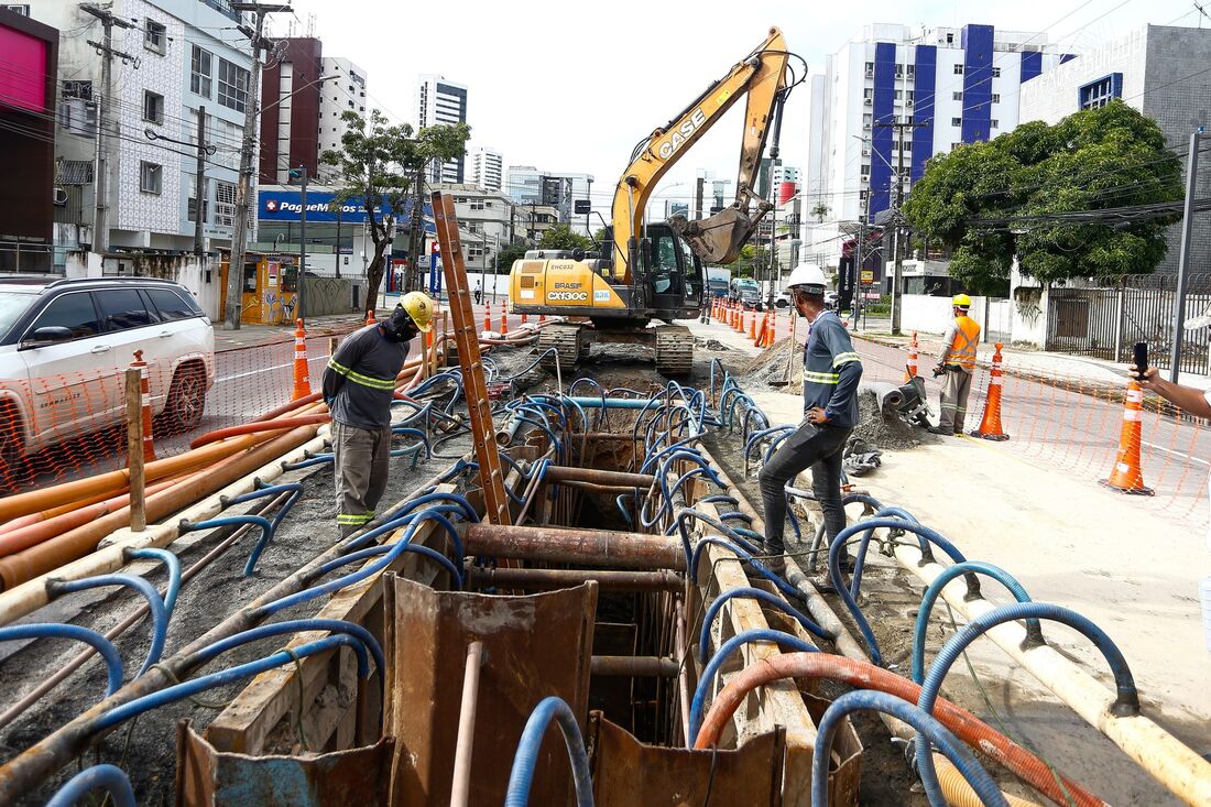 Obra da Compesa na Avenida Domingos Ferreira, em Boa Viagem 