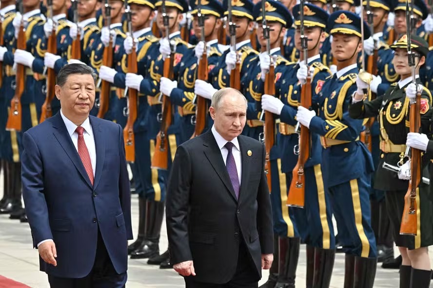 Presidentes da China, Xi Jinping (E), e da Rússia, Vladimir Putin, durante recepção em Pequim 